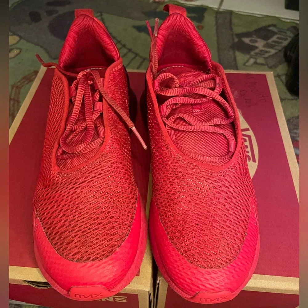 Red nikes - Picture 3 of 4
